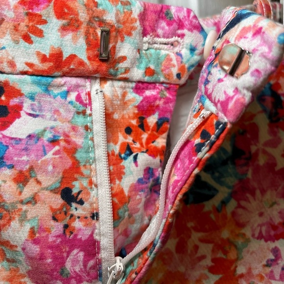 J. Crew - Breathable Tropical Soft Casual Textured Twill Floral Shorts in Size 4 - Picture 6 of 10